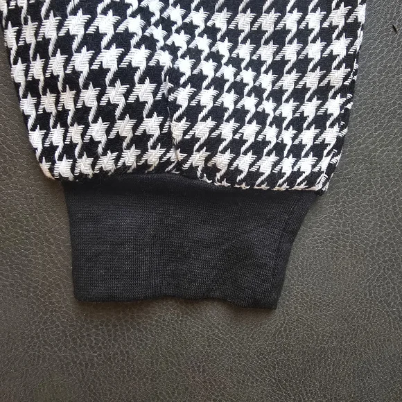 Black and White Houndstooth Crop Sweater - Picture 9 of 9